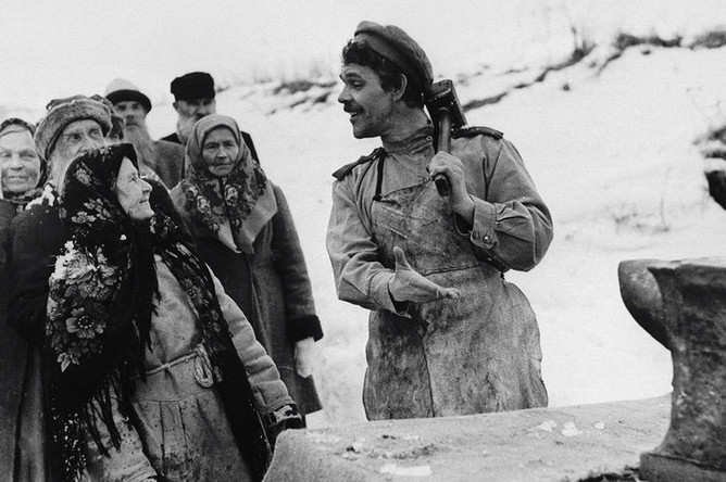 Сцена из художественного фильма «Небывальщина» режиссера Сергея Овчарова. Алексей Булдаков в роли солдата (справа), 1985 год