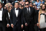 Актеры Брэд Питт, Леонардо ДиКаприо, режиссер Квентин Тарантино и актриса Марго Робби на премьере фильма Тарантино «Однажды... в Голливуде» в Каннах, 21 мая 2019 года 