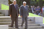 Федеральный канцлер ФРГ Гельмут Коль и президент Российской Федерации Борис Ельцин в Трептов-парке во время торжественной церемонии вывода Западной группы войск из Германии, 30-31 августа 1994 года