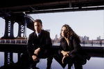 Гэри Синиз и Мелина Канакаредес в сериале «C.S.I.: Место преступления Нью-Йорк» (2004)