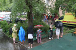 Местные жители у дома на улице Приорова, 38, где произошла стрельба, 18 июня 2020 года 