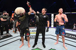 Судья присуждает победу Хабибу Нурмагомедову в бою за титул чемпиона Абсолютного бойцовского чемпионата (UFC) в легком весе, 24 октября 2020 года