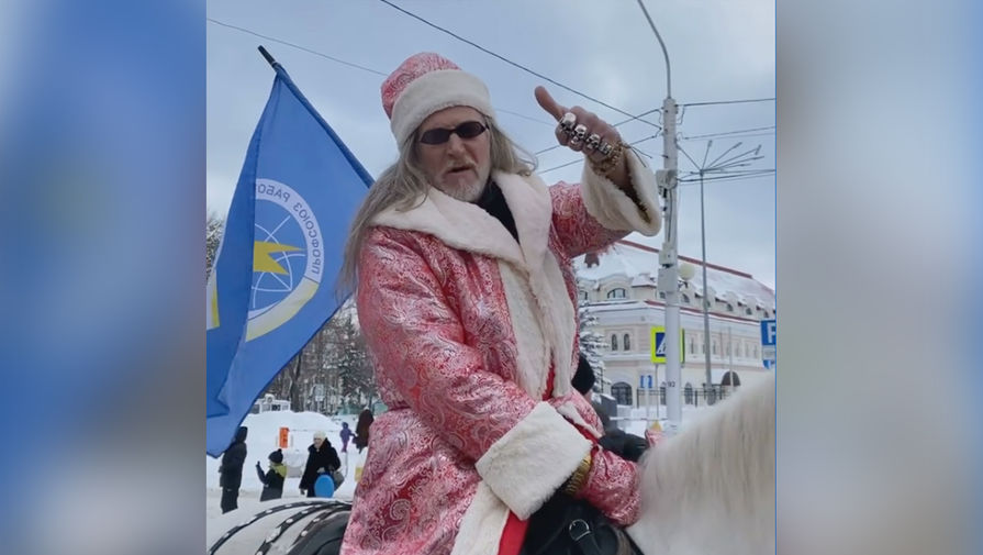 Никита Джигурда возглавил парад Дедов Морозов