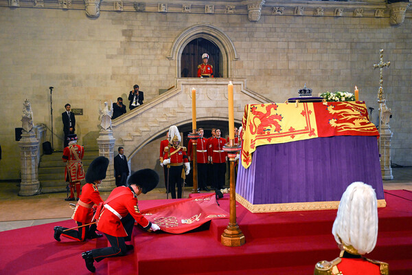 Гроб с&nbsp;телом королевы Елизаветы II в&nbsp;Вестминстер-холле во время церемонии прощания, 14&nbsp;сентября 2022&nbsp;года