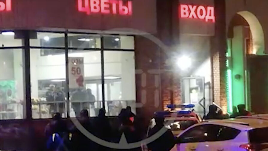 Shot: в Москве неизвестный взял в заложники покупателей цветочного магазина