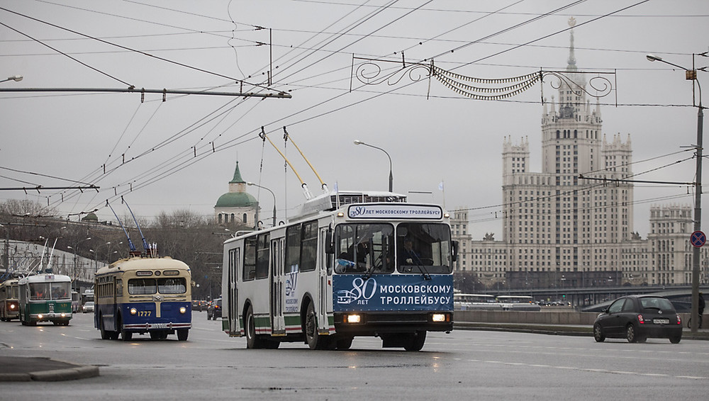 Во время парада в честь 80-летнего юбилея со дня открытия первого троллейбусного маршрута в Москве.