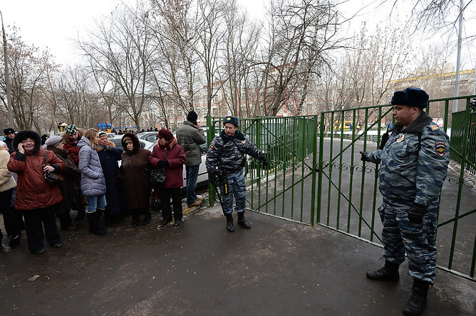 Сотрудники полиции возле московской школы №263