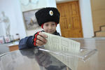 Голосование на одном из избирательных участков во время референдума о статусе Крыма в Симферополе 