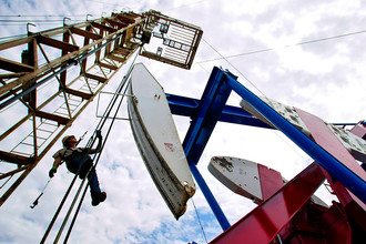 Рабочий на нефтяной вышке в Уиллистоне, Северная Дакота