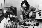 В конце 1970-х годов Стив и его друг Стив Возняк разработали один из первых персональных компьютеров, обладавший большим коммерческим потенциалом. Компьютер Apple II стал первым массовым продуктом компании Apple, созданной по инициативе Стива Джобса. Позже Джобс увидел коммерческий потенциал графического интерфейса, управляемого мышью, что привело к появлению компьютеров Apple Lisa и год спустя Macintosh (Mac)