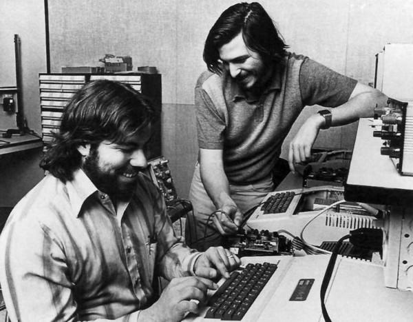 В&nbsp;конце 1970-х годов Стив и его друг Стив Возняк разработали один из&nbsp;первых персональных компьютеров, обладавший большим коммерческим потенциалом. Компьютер Apple II стал первым массовым продуктом компании Apple, созданной по&nbsp;инициативе Стива Джобса. Позже Джобс увидел коммерческий потенциал графического интерфейса, управляемого мышью, что привело к&nbsp;появлению компьютеров Apple Lisa и год спустя Macintosh (Mac)