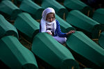 Гробы с опознанными жертвами резни в Сребренице