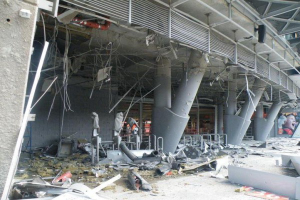 «Донбасс-Арена» после попадания в нее снаряда во время бомбардировки Донецка