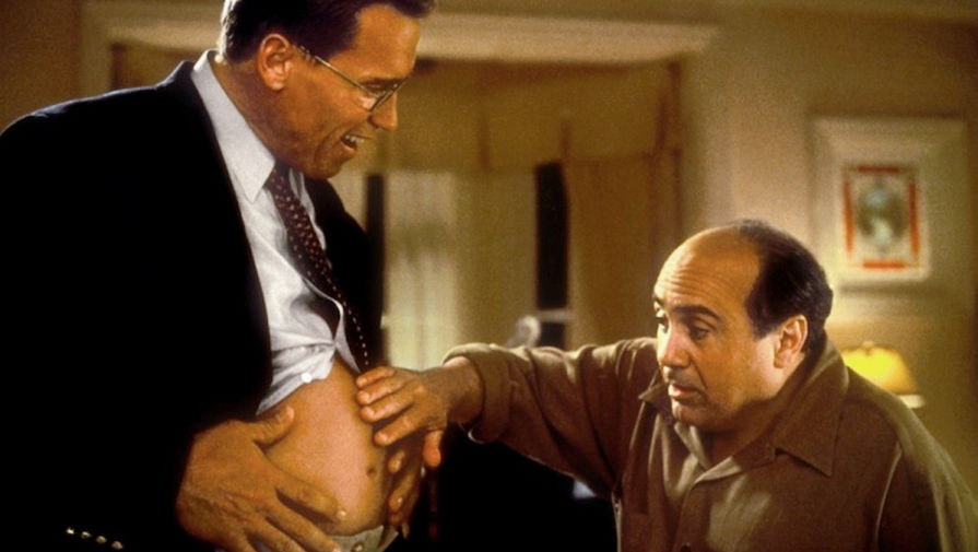 Арнольд Шварценеггер и Дэнни Де Вито в сцене из фильма «Джуниор» (1994)