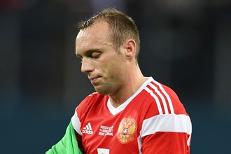 Игрок сборной России Денис Глушаков надевает футболку вратаря сборной России Владимира Габулова в товарищеском матче между сборными командами России и Испании.