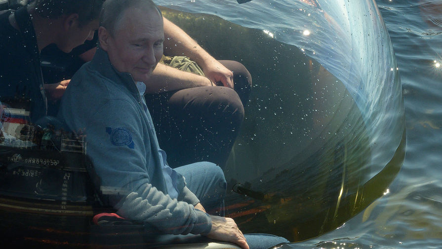 Президент России Владимир Путин перед погружением в батискафе на дно Финского залива для осмотра подводной лодки Щ-308 «Семга», затонувшей во время Великой Отечественной войны, 27 июля 2019 года 