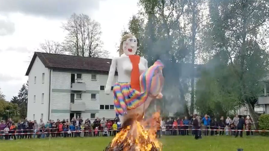 В городе, где сожгли чучела Каддафи и Ким Чен Ына, уничтожили соломенную транс-женщину