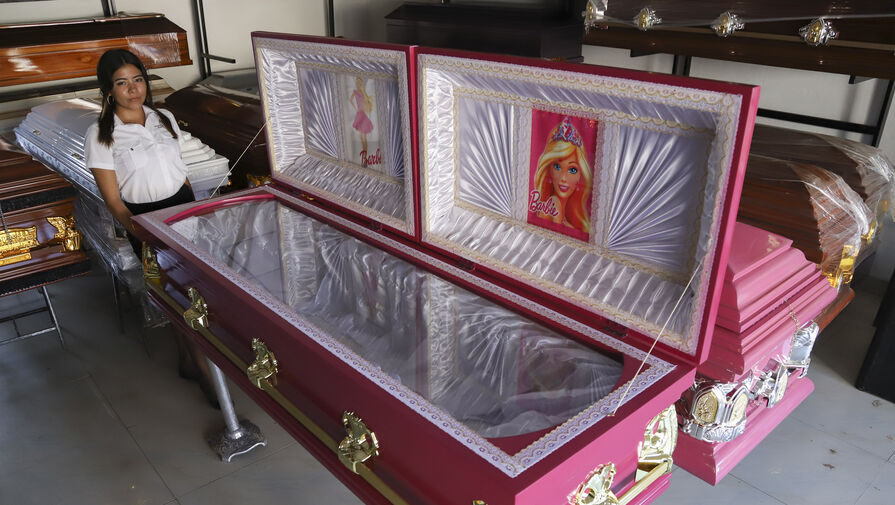 В Сальвадоре начали продавать розовые гробы с Барби