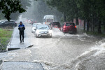 Подтопленная улица во время дождя во Владивостоке, 25 августа 2023 года