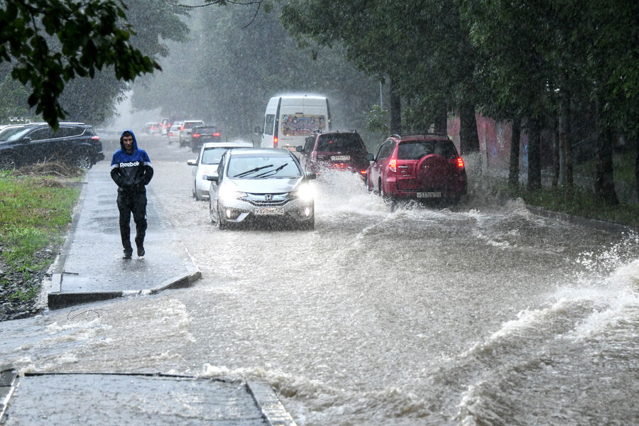 Подтопленная улица во время дождя во Владивостоке, 25&nbsp;августа 2023&nbsp;года