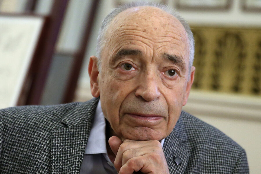 <b>Валентин Гафт</b>
<br><br>
В&nbsp;2011 году актер Валентин Гафт перенес инфаркт, а спустя два года у&nbsp;него начала развиваться болезнь Паркинсона. Заболевание быстро прогрессировало и вскоре народный артист РСФСР оказался прикованным к&nbsp;инвалидному креслу. Последние годы жизни Гафт практически не выходил на&nbsp;сцену театра и не снимался в&nbsp;кино, но принимал участие в&nbsp;телешоу, за&nbsp;которые <a href="//www.gazeta.ru/culture/2018/11/14/a_12059029.shtml"><b>по его словам</b></a>, неплохо платили, а деньги нужны были актеру для&nbsp;того, что оплачивать сиделку и покупать дорогостоящие лекарства.<br>
В&nbsp;2019 году Гафт попал в&nbsp;больницу с&nbsp;инфарктом, а в&nbsp;декабре 2020-го умер от последствий нарушения кровоснабжения мозга.

