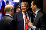 Президент РФ Владимир Путин и президент США Дональд Трамп после пресс-конференции на военной базе Эльмендорф - Ричардсон на Аляске, 16 августа 2025 года