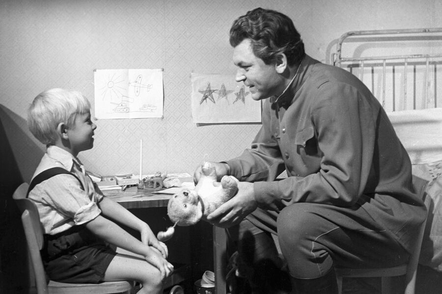 <b>«Сережа» (1960, актер)</b>
<br><br>
Картина по&nbsp;рассказу Веры Пановой рассказывает историю отношений мальчика Сережи и отчима по&nbsp;фамилии Коростелев (его сыграл Бондарчук), который заменил его отца и стал настоящим другом.
В&nbsp;дебютную полнометражную картину Георгия Данелии, снятой режиссером вместе с&nbsp;Игорем Таланкиным, Бондарчук пришел уже именитым актером и режиссером.
