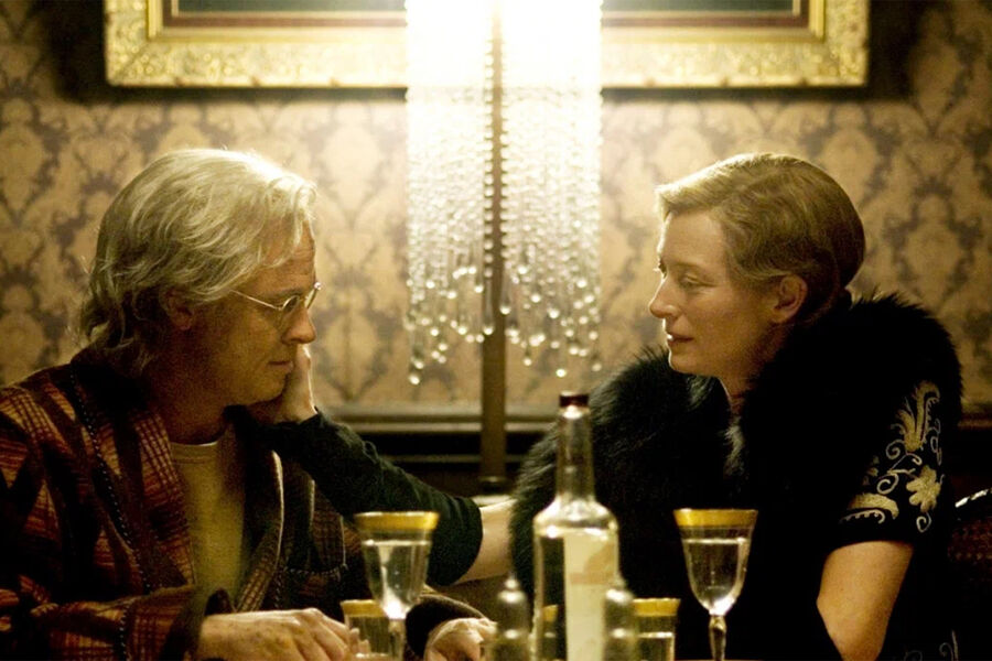 <b>&laquo;Загадочная история Бенджамина Баттона&raquo; (2008)</b>
<br><br>
Фэнтезийная драма Дэвида Финчера, снятая по&nbsp;одноименному рассказу Фрэнсиса Скотта Фицджеральда, рассказывает историю Бенджамина Баттона (Брэд Питт), который родился стариком и с&nbsp;каждым годом становится все моложе, проживая жизнь наоборот. На&nbsp;своем необычном пути герой встречает жену британского дипломата Элизабет Эббот (Тильда Суинтон), которая становится его первой любовью и, конечно же, разбивает ему сердце.