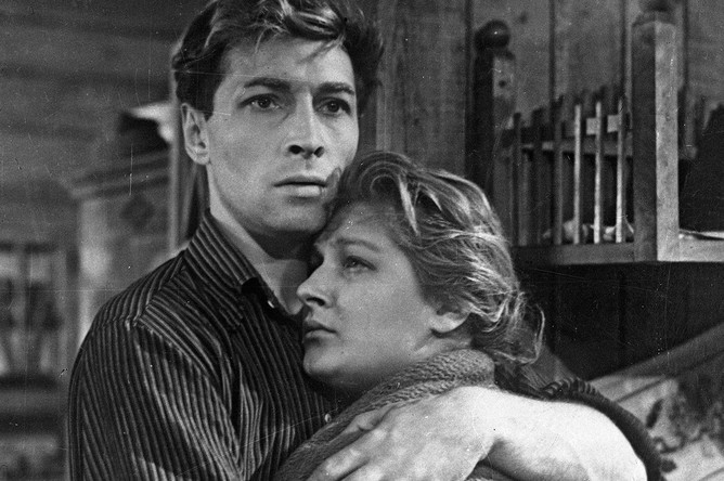 Вячеслав Тихонов и Светлана Дружинина в фильме «Дело было в Пенькове» (1957)