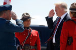 Президент США Дональд Трамп и канадские военнослужащие во время встречи политика на аэродроме в Квебеке, 8 июня 2018 года