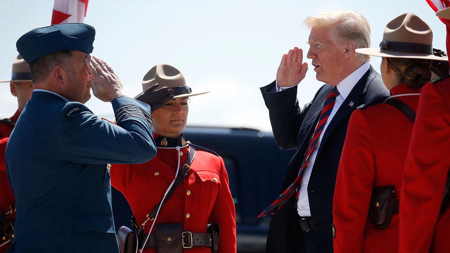 Президент США Дональд Трамп и канадские военнослужащие во время встречи политика на&nbsp;аэродроме в&nbsp;Квебеке, 8 июня 2018 года
