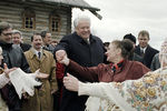 Президент России Борис Ельцин во время танца с участницами Дня славянской письменности и культуры в музее народного искусства в Архангельске, 24 мая 1996 года