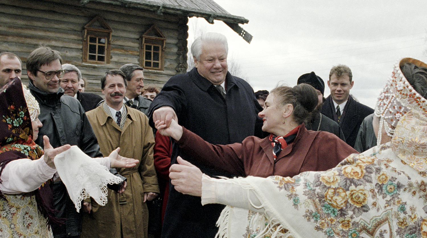 Президент России Борис Ельцин во время танца с участницами Дня славянской письменности и культуры в музее народного искусства в Архангельске, 24 мая 1996 года