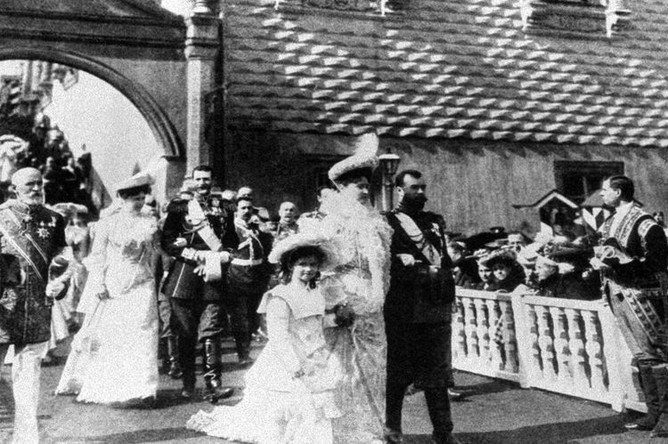 Выход царской семьи с Красного крыльца Грановитой палаты, 1913 год