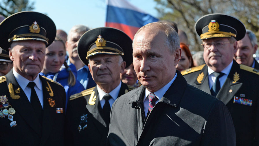 Президент России Владимир Путин во время посещения мемориального комплекса «Малахов курган» в Севастополе, 18 марта 2019 года