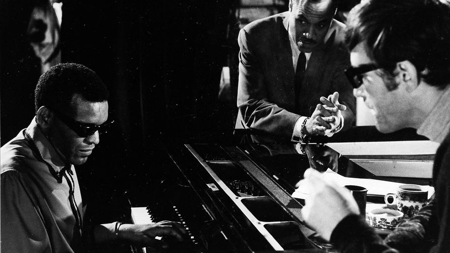 Музыкант Рэй Чарльз на&nbsp;студии в&nbsp;Дублине по&nbsp;время съемок фильма &laquo;Баллада в&nbsp;голубом&raquo; (1964). Справа актер Том Белл, второй справа менеджер Рэя Чарльза