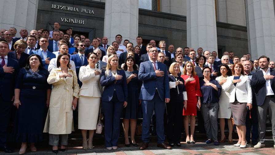 Депутаты у здания Верховной рады Украины в Киеве, июль 2019 года