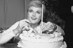 Анджела Лэнсбери во время празднования своего дня рождения в Нью-Йорке, 1966 год