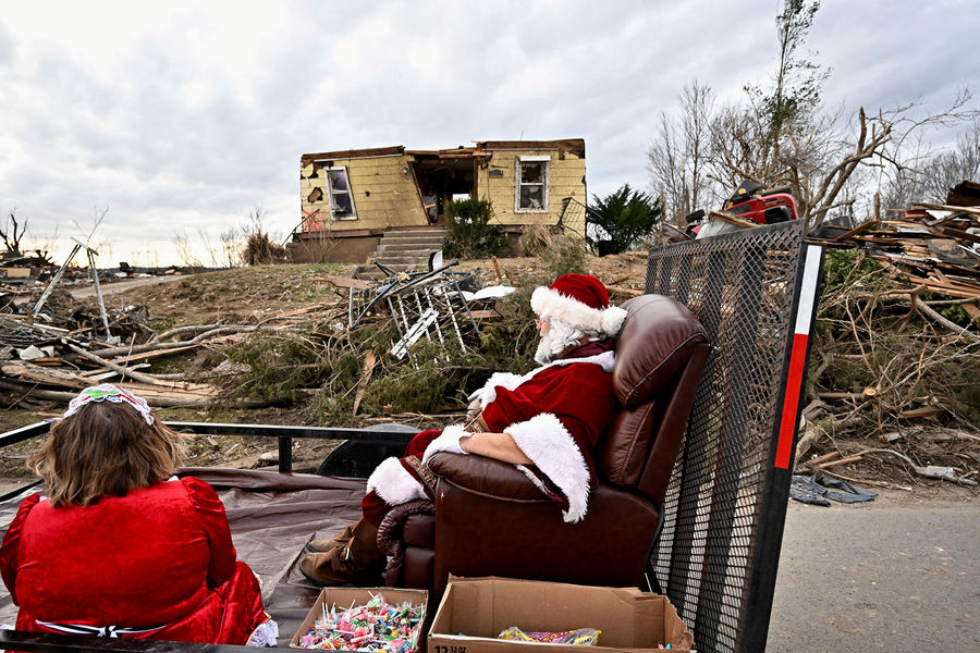 Санта-Клаус на&nbsp;фоне разрушенного дома из-за сильного торнадо в&nbsp;Доусон-Спрингс, Кентукки (США)