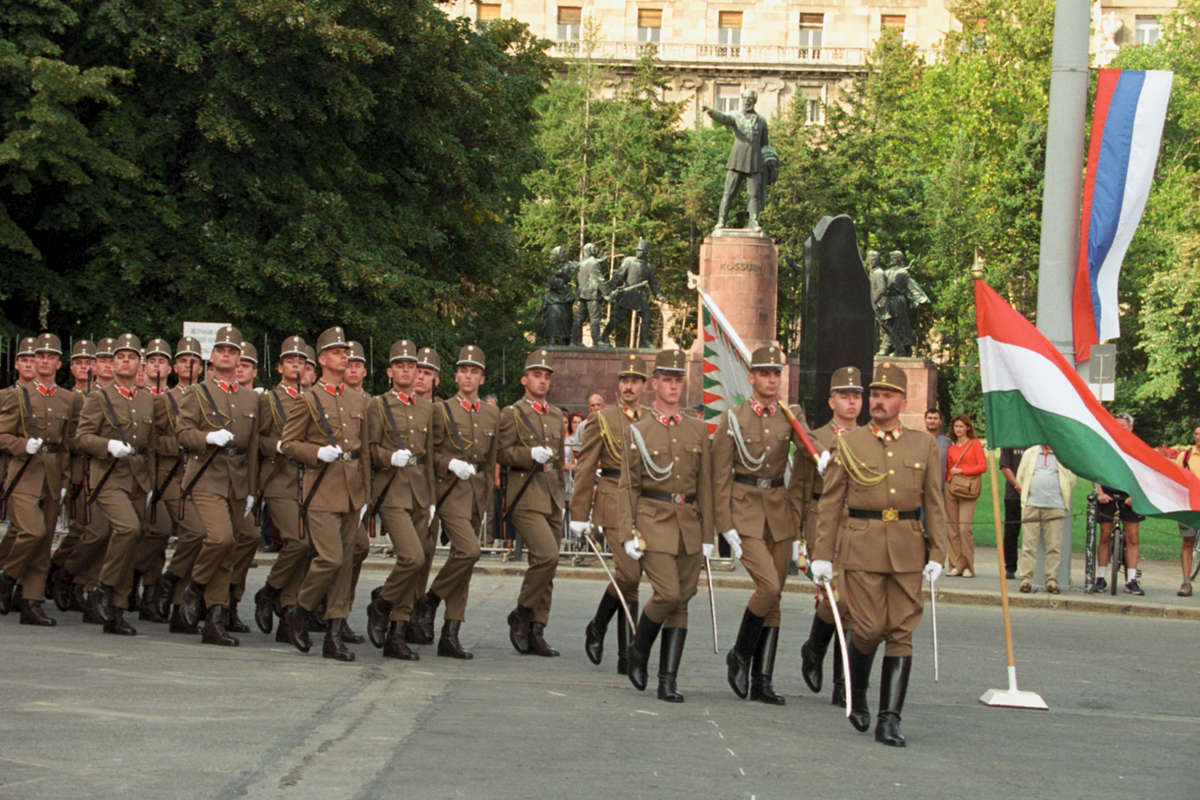 Официальный визит председателя правительства Российской Федерации Михаила Касьянова в Венгерскую Республику, 8-9 сентября 2003 года. Прохождение роты почетного караула перед зданием венгерского парламента