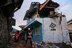 Разрушенное здание в результате землетрясения в Чианджуре, Индонезия, 21 ноября 2022 года