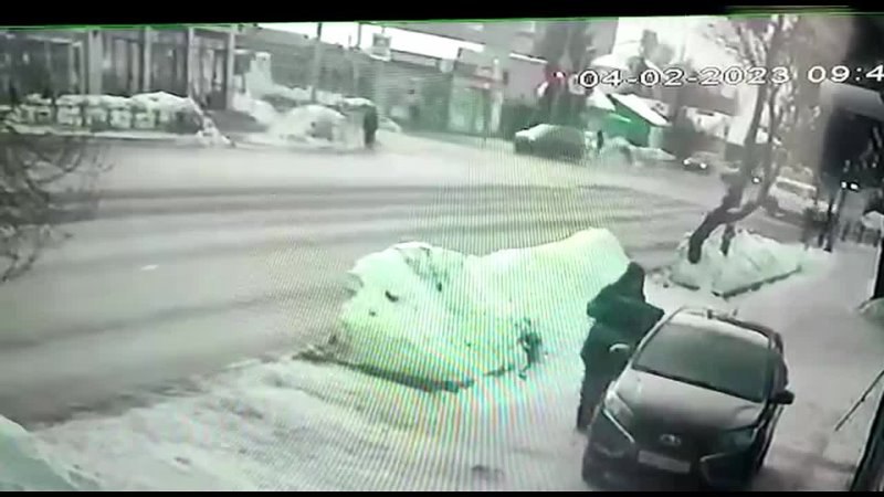 В Омске Nissan оттолкнул фургон на женщину-пешехода, ее подбросило в воздух