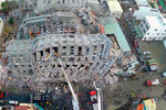 Одно из зданий, разрушенных в результате землетрясения на юге Тайваня