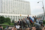 19 августа 1991 года. Защитники демократии у здания Верховного Совета РСФСР. Борис Ельцин с башни танка обращается к народу. Виктор Золотов — самый верхний