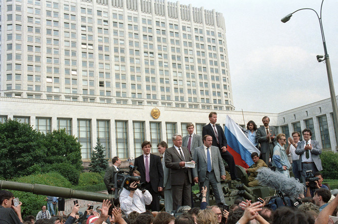 19 августа 1991 года. Защитники демократии у здания Верховного Совета РСФСР. Борис Ельцин с башни танка обращается к народу. Виктор Золотов — самый верхний