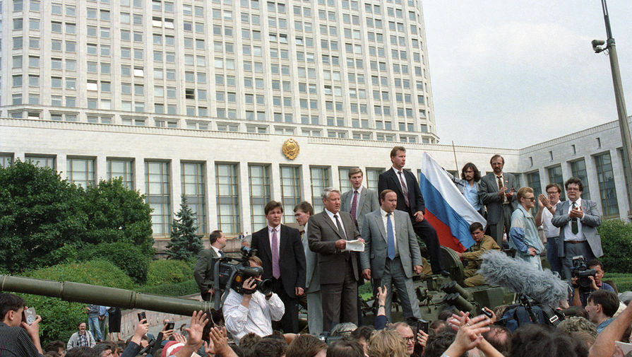19 августа 1991 года. Защитники демократии у&nbsp;здания Верховного Совета РСФСР. Борис Ельцин с&nbsp;башни танка обращается к&nbsp;народу. Виктор Золотов &mdash; самый верхний