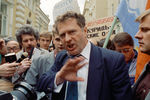 Лидер ЛДПР Владимир Жириновский принимает участие в пикетировании посольства Японии в Москве под лозунгом «Курилы — земля России», 1992 год