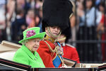 Елизавета II с супругом принцем Филиппом прибывает на торжественную церемонию