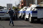 Полицейские у захваченного здания отделения полиции в Ереване