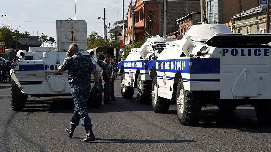 Полицейские у захваченного здания отделения полиции в Ереване